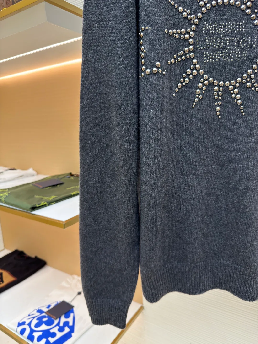 LOUIS VUITTON Sun-permed woolen sweater ●Authentic product: Purchased and developed at 16600 ●Item No.: 1680608-B70 ●Fabric: wool fabric ●Technology: Perm-perm production ●Version: Fitted version ●Weight: about 645 grams ●Size: XS-S-M-L ●Description: Zhenpin goat hair is woven, and the woolen wool fabric has very good thermal insulation properties. Due to the natural warmth of the wool fiber, the woolen wool fabric can stay warm in the cold winter; in addition, the woolen wool fabric has good breathability, even in a humid environment. You won’t feel stuffy. Secondly, woolen wool fabrics are also very soft and comfortable. Due to the natural softness of wool fibers, woolen wool fabrics are very soft to the touch and very comfortable to wear. Also, the texture of woolen wool fabrics is also very soft and will not irritate the skin. This ironing drill is extremely heavy-duty. There are 6 groups of beads of different sizes on it, so it is particularly easy to move. The overall workmanship is very complex. Heat-capacitive glue is added to the embroidery. It needs to be hot-glued to ensure quality. The checkerboard pattern needs to be positioned so it is fast. Each process of the whole dress is slow and time-consuming. The overall wiring is straight and delicate, the fabric is comfortable and soft, and the color is consistent without color difference. It can be matched with the same style to create a fashionable look and control various occasions. Customized accessories, complete three standards, the same style for men and women!
